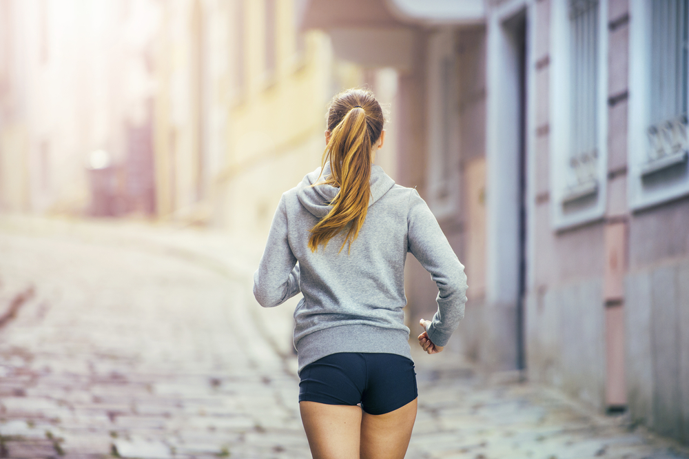 Por qué no debes correr o caminar agarrado en la