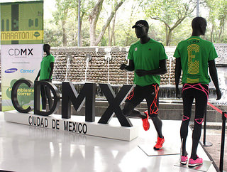 medalla y playera del maraton de la ciudad de mexico 2014