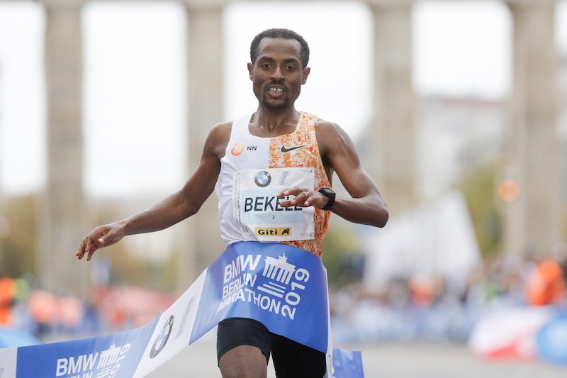 sal Guau taburete Video de Kenenisa Bekele llegando a la meta en el Maratón de Berlín - RunMX